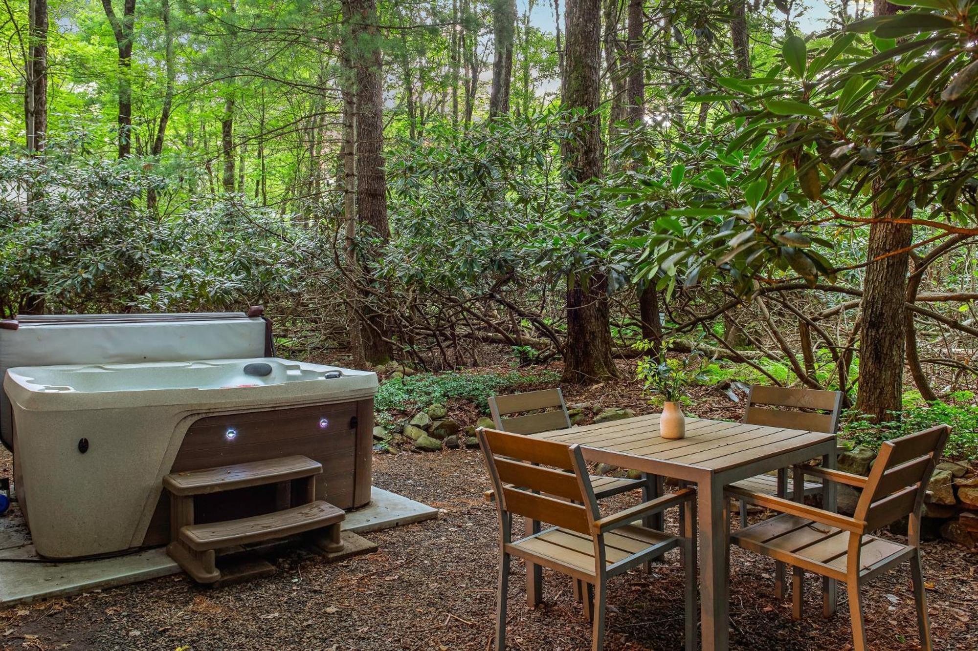The Four Seasonal By Avantstay Hot Tub Spacious Deck Fire Pit Holiday home Pocono Pines